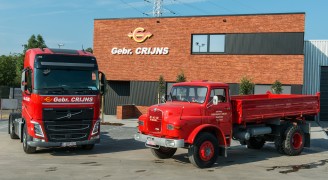 Oude vrachtwagen en nieuwe vrachtwagen Gebroeders Crijns